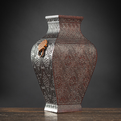 <b>Allseitig geschitzte Vase aus Holz in fanghu-Form mit zwei seitlichen Ringhenkeln</b>
