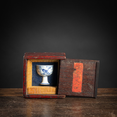 <b>Kleine Stielschale aus Porzellan mit unterglasurblauem Eichhörnchen- und Weinreben-Dekor</b>