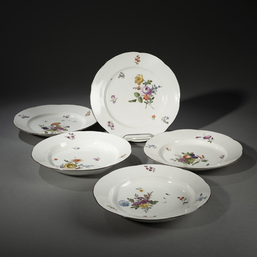 <b>Fünf Teller mit Blumendekor</b>