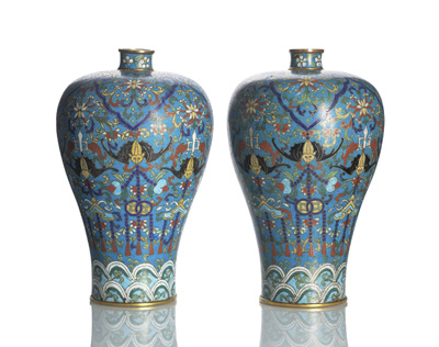 <b>Seltenes Paar Cloisonné-Vasen in Meiping-Form</b>