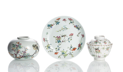 <b>Drei ‚Famille rose‘-Porzellane: Deckelschale, Teller und Vase mit Vogel-Blütenzweig-Dekor</b>
