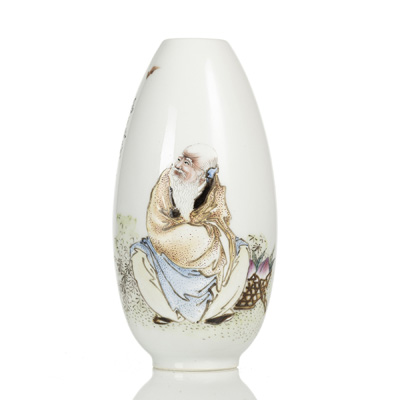 <b>Feines 'Famille rose'-Väschen aus Porzellan mit Unsterblichem, Fledermaus und Gedicht</b>