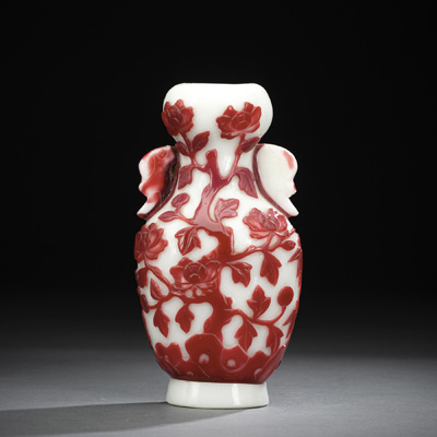 <b>Feine weiße Vase aus Pekingglas mit rotem Überfang</b>