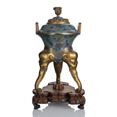 <b>Cloisonné-Weihrauchbrenner auf drei vergoldeten Elefantenbeinen über Holzstand</b>