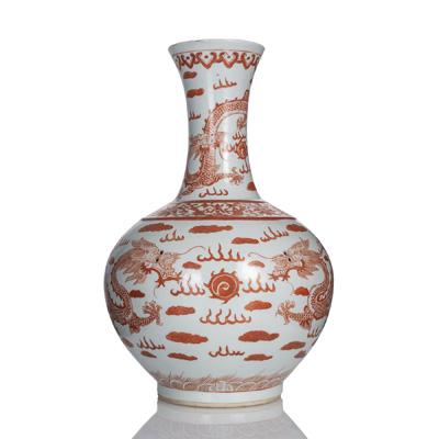 <b>Balustervase mit eisenrotem Drachendekor aus Porzellan</b>