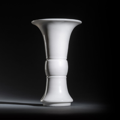 <b>'Gu'-förmige Vase aus Dehua-Porzellan</b>