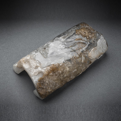 <b>Feine Armstütze aus Bergkristall mit Gelehrten und Kiefer</b>