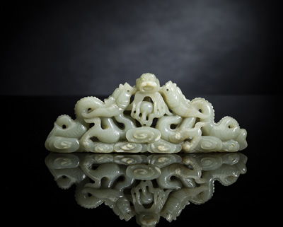 <b>Feine Pinselablage in Form von drei Drachen aus hellgrüner Jade</b>