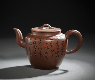 <b>Feine mit Kalligraphie dekorierte Zisha-Teekanne und Deckel signiert Yigong</b>