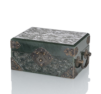 <b>Rechteckige Deckeldose aus Jade mit Drachendekor mit Metallbeschlägen, innen in Holz gearbeitet</b>