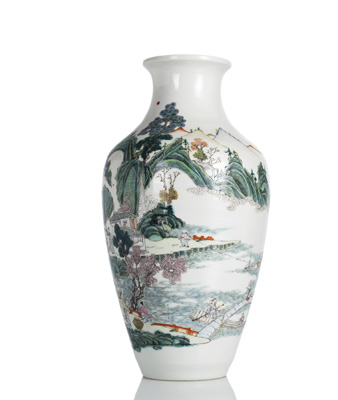 <b>Feine 'Famille rose'-Vase mit Landschaftsdekor und Figurenszene</b>