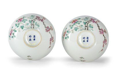 <b>Paar 'Famille rose'-Schalen mit Prunuszweigen und zwei Schmetterlingen</b>