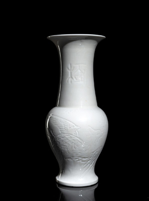 <b>'Yenyen' aus Dehua-Ware mit graviertem Dekor von Phönix und archaischer Siegelschrift</b>