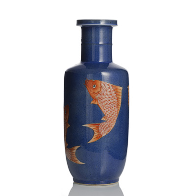 <b>Puderblau glasierte Rouleau-Vase aus Porzellan mit eisenrotem Dekor von Karpfen</b>