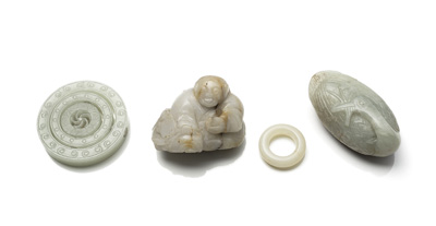 <b>Vier Jadeschnitzereien: Liegende Gans, Liu Hai mit Kröte und kardanisch verbundene Ringe und Ring aus Jade</b>