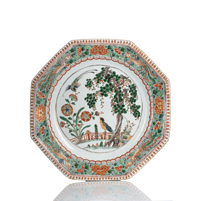 <b>Große oktagonale  'Famille verte'-Platte aus Porzellan mit Vögeln und Blüten</b>