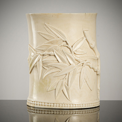 <b>Seltener Pinselbecher aus Elfenbein mit Bambus-Relief</b>