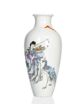<b>Feine 'Famille rose'-Vase mit Magu und Phönix</b>