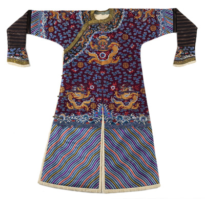 <b>Feine und seltene, exzellent erhaltene dunkelrot-violette Drachenrobe mit Pelzfutter</b>