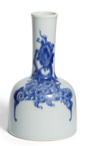 <b>A FINE BLUE AND WHITE IMPERIAL 'PHOENIX' MALLET VASE</b>