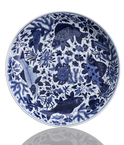 <b>A BLUE AND WHITE ‚FISH AND WATERWEED‘ CHARGER</b>