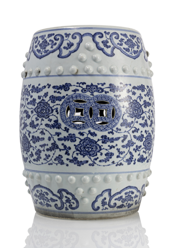 <b>A DRUM-SHAPED BLUE AND WHITE PORCELAIN GARDEN STOOL IN MING STYLE</b>