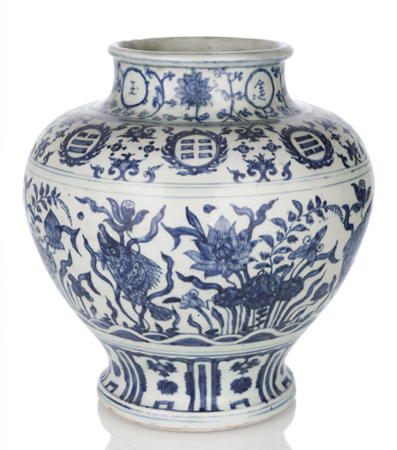 <b>A RARE FISH AND LOTUS POND BLUE AND WHITE JAR ‚GUAN‘</b>