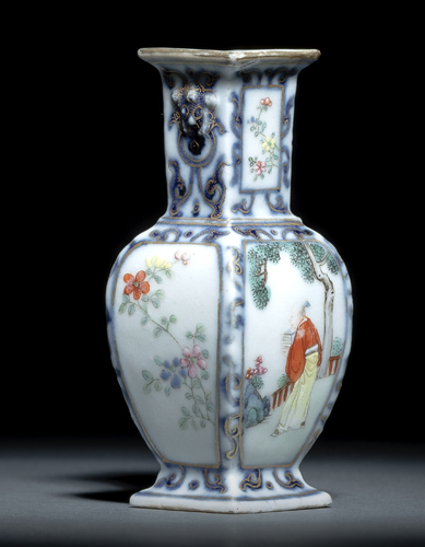<b>A FINE AND RARE FAMILLE ROSE MINIATURE PORCELAIN VASE WITH SCHOLAR’S</b>