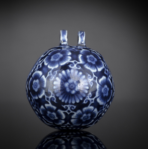 <b>A RARE EARLY BLUE AND WHITE CHRYSANTHEMUM AND FLOWER PORCELAIN BIRD FEEDER</b>