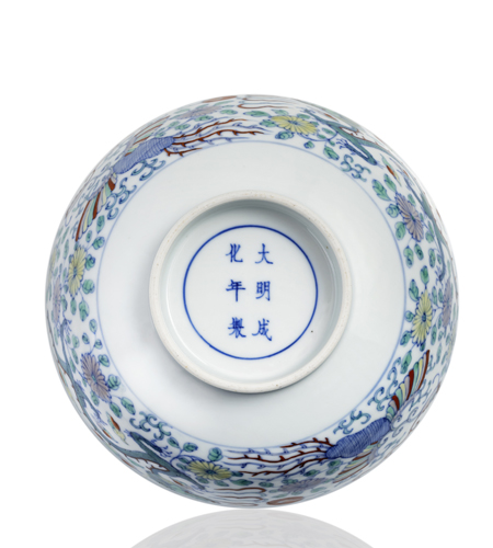 <b>A 'DOUCAI' CIRCULAR PORCELAIN BOWL WITH DRAGON AND PHOENIX DECORATION</b>