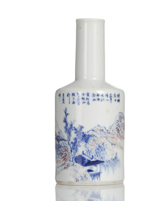 <b>Vase aus Porzellan mit Landschaft und Gedicht in Kupferrot und Unterglasurblau</b>