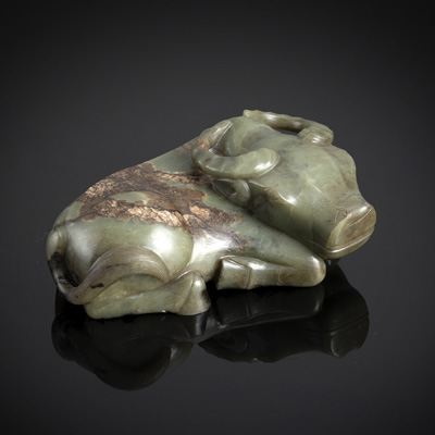 <b>Schöne und massive Schnitzerei eines liegenden Ochsen in grün-brauner Jade</b>