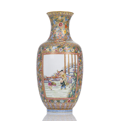 <b>Kleine Balustervase aus Eierschalenporzellan mit 'Famille rose'-Figuren- und 'Millefleurs'-Dekor von spielenden Knaben</b>