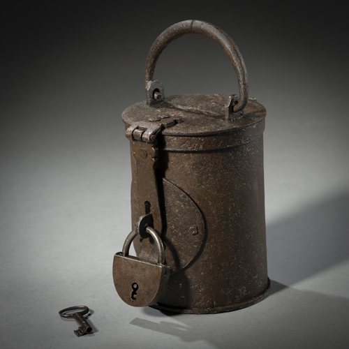 <b>Sammelbüchse mit Schloss und Schlüssel</b>