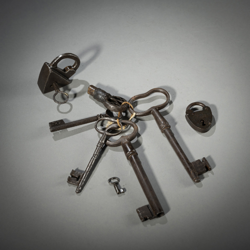 <b>Zwei kleine Schlösser mit Schlüsseln 5 diverse Schlüssel</b>