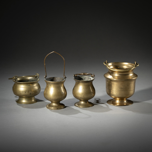 <b>Vier Weihwasser-Gefäße</b>