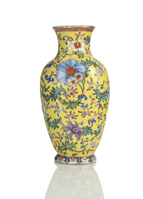 <b>Vase mit floralem Dekor in polychromen Farben auf gelbem Fond</b>