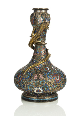 <b>Versilberte Vase mit Champlevé-Dekor von Lotus, ein feuervergoldeter Chilong windet sich um den Hals</b>