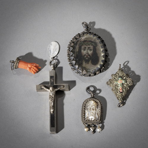 <b>Vier Votiv-Anhänger, ein Glücksanhänger mit 