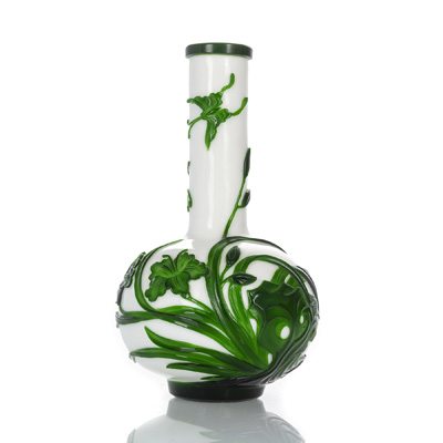 <b>Weiße Pekingglas-Flaschenvase mit grünem Überfang von Schmetterlingen</b>