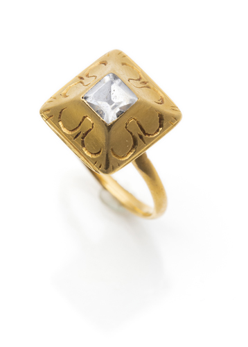 <b>Ring mit  Bergkristall im gotischen Stil</b>