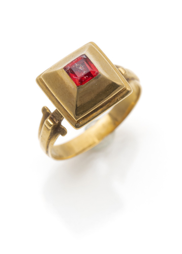 <b>Ring mit rotem Farbstein im gotischen Stil</b>