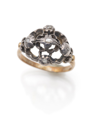 <b>Ring mit Diamanten</b>