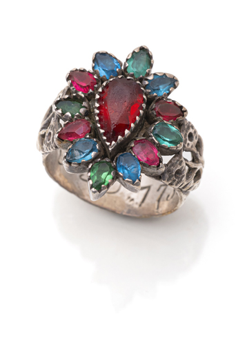 <b>Barocker Ring mit farbigen Steinen</b>