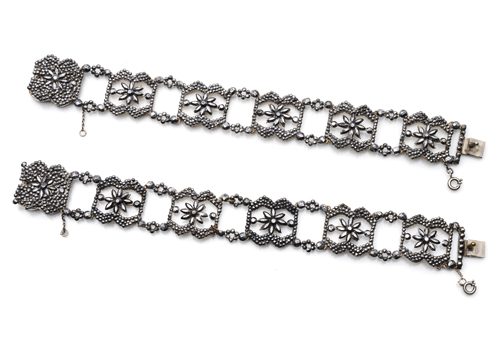 <b>Seltenes Paar Viktorianische Cut Steel Armbänder wandelbar in ein  Collier De Chien</b>