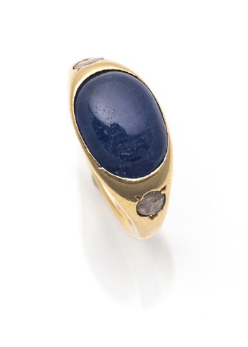 <b>Ring mit Saphir-Cabochon</b>