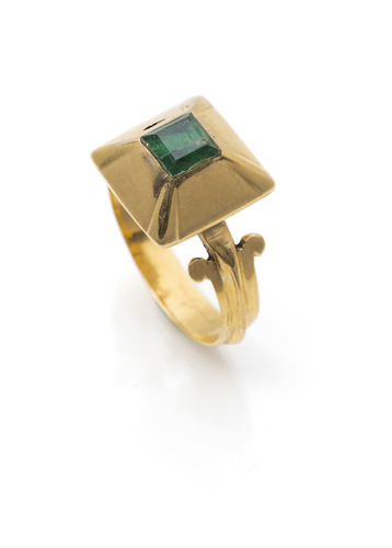 <b>Ring mit Smaragd im gotischen Stil</b>