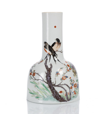 <b>Schlegelvase 'yaoling zun' mit Dekor von Elstern und Prunus</b>