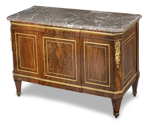 <b>Louis XVI Commode à vanteaux</b>