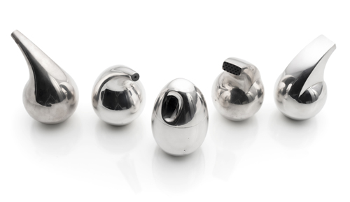 <b>Zwei Salzstreuer, zwei Pfefferstreuer und Senftöpfchen</b>